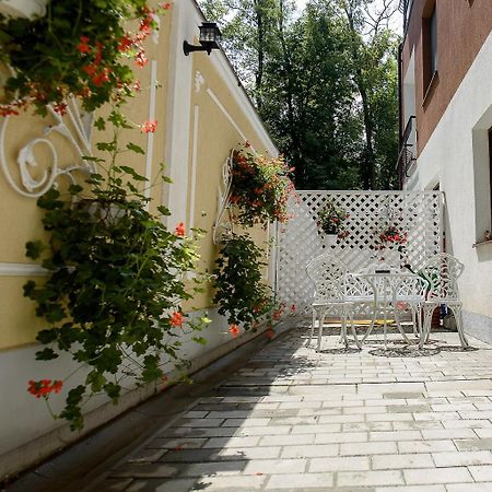 Carla'S Apartment, Airport & Train Station Shuttle Яш Екстериор снимка