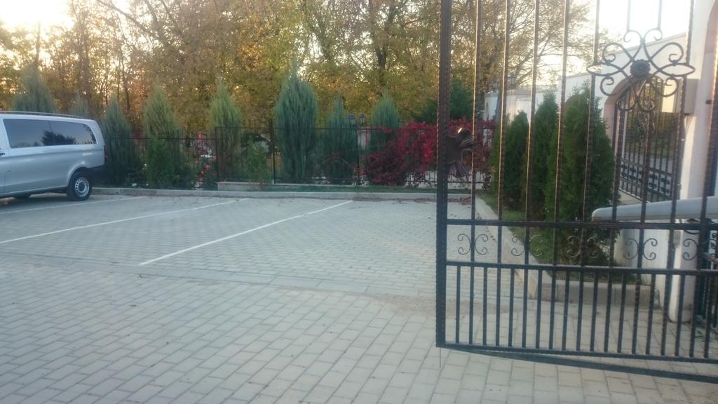 Carla'S Apartment, Airport & Train Station Shuttle Яш Екстериор снимка