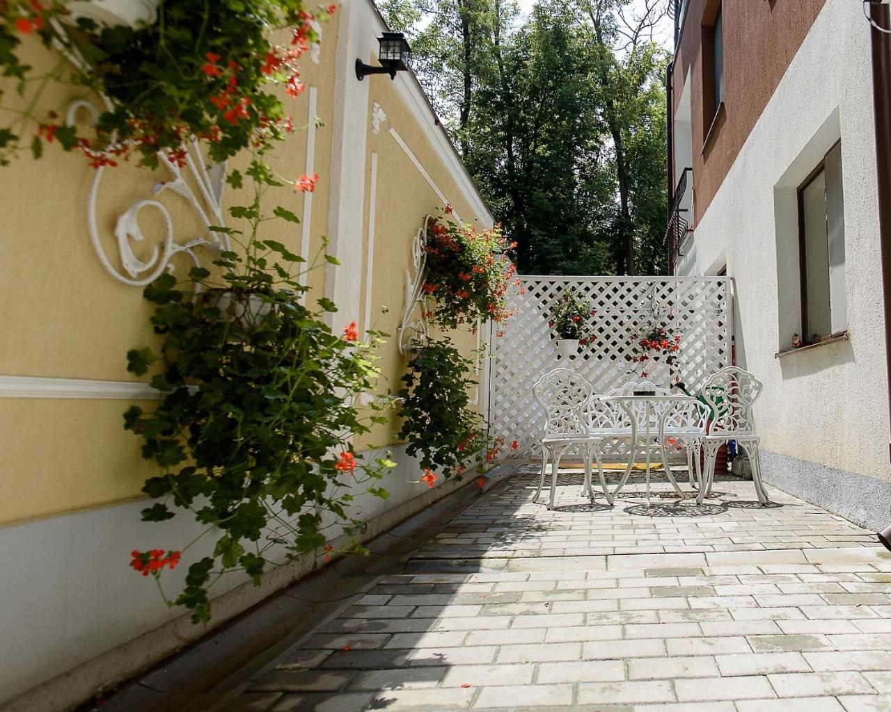 Carla'S Apartment, Airport & Train Station Shuttle Яш Екстериор снимка