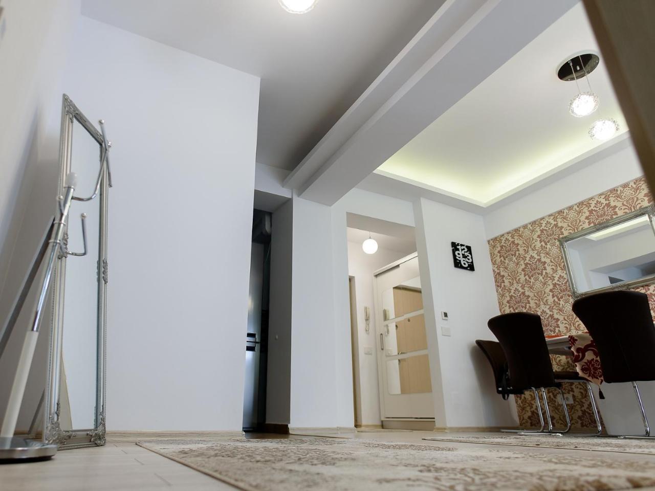 Carla'S Apartment, Airport & Train Station Shuttle Яш Екстериор снимка